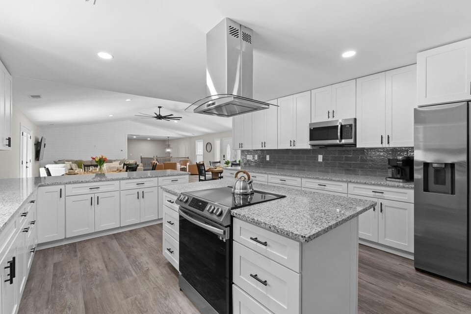 Huge, fully stocked kitchen making meal prep a breeze. 
