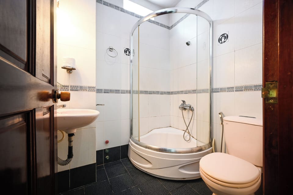 King Room with Balcony | Bathroom | Shower, rainfall showerhead, designer toiletries, hair dryer