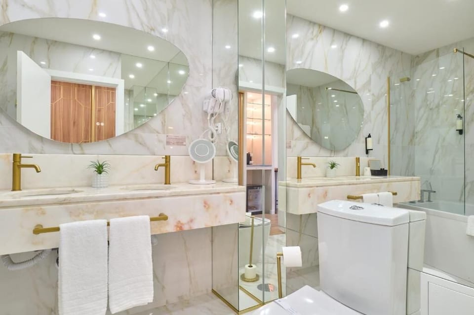 Deluxe Double Room with Balcony | Bathroom | Hair dryer, slippers, bidet, towels