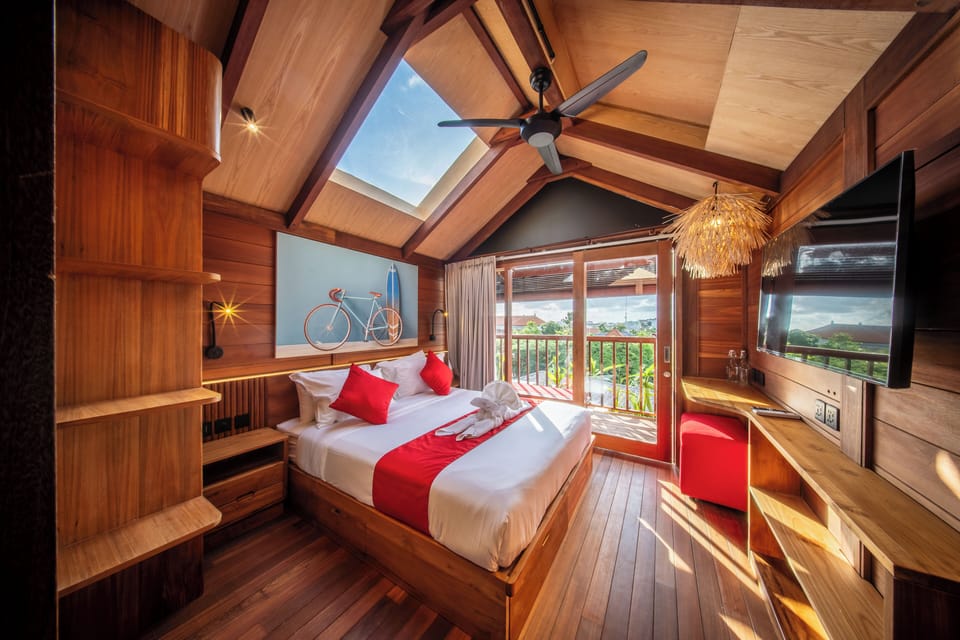 Signature Room, 1 King Bed, Balcony, Sea View | In-room safe, individually decorated, individually furnished, desk
