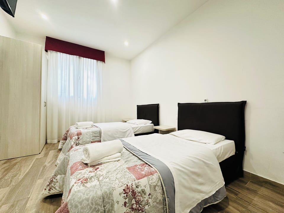 Basic Twin Room | Desk, laptop workspace, WiFi (free), bed sheets