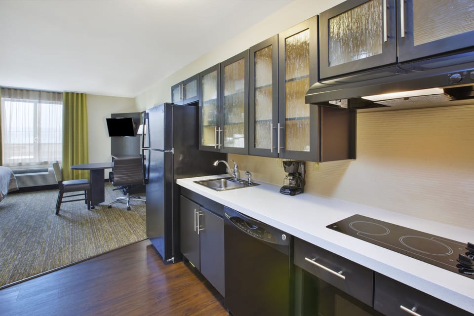 Coffee/tea maker, full-size fridge, microwave, stovetop