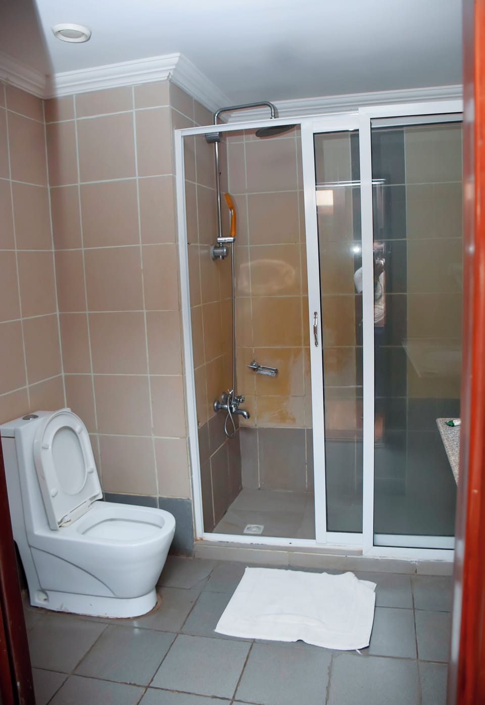 Combined shower/tub, deep soaking tub, free toiletries, hair dryer