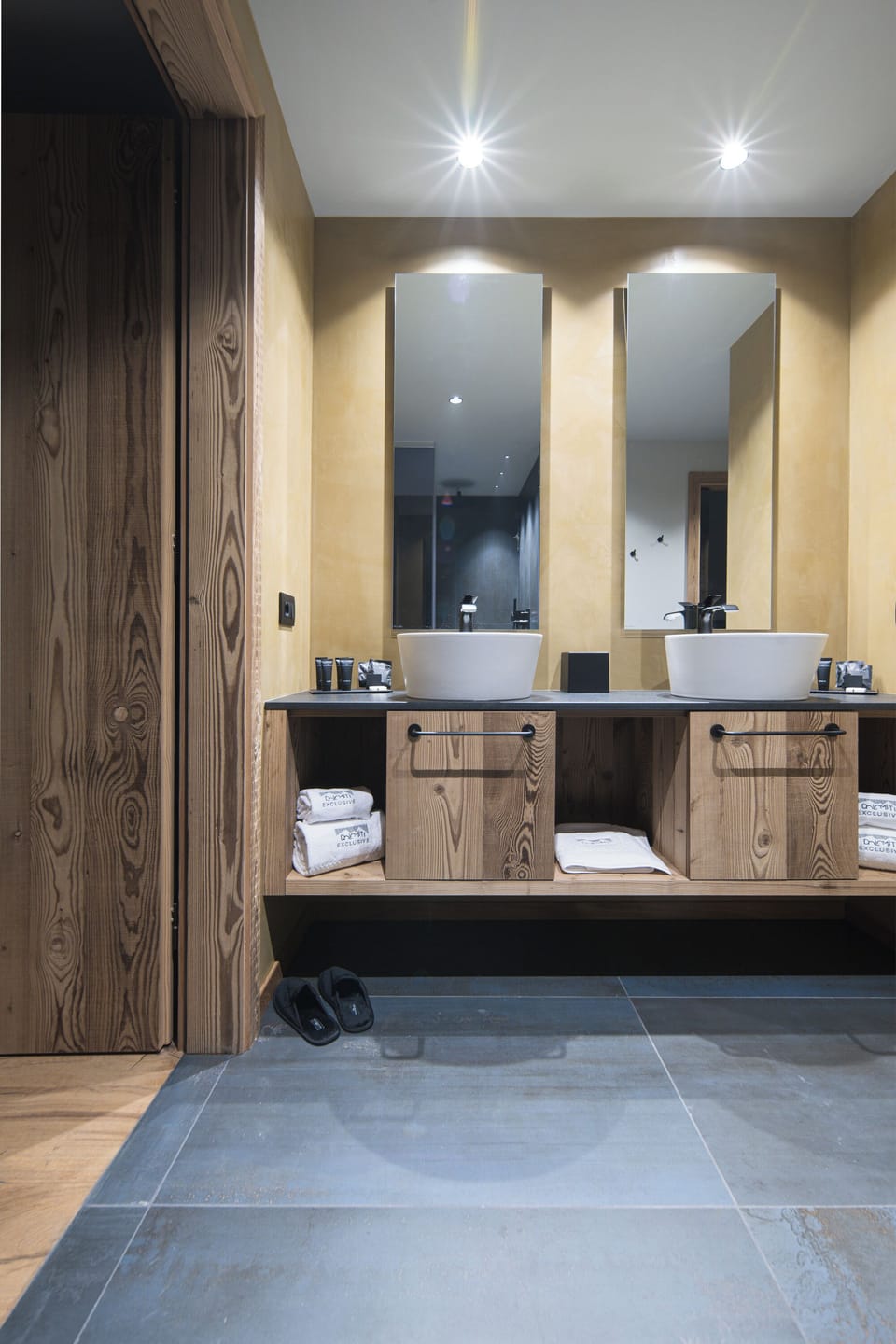 Luxury Apartment, Mountain View | Bathroom | Shower, rainfall showerhead, eco-friendly toiletries, hair dryer