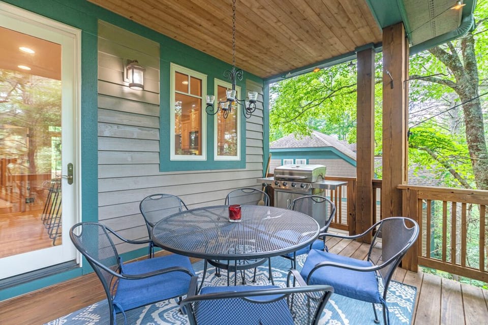 Deck Area--- Outdoor Dining, Propane Grill