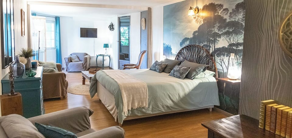 Comfort Suite | Individually decorated, individually furnished, free WiFi, bed sheets