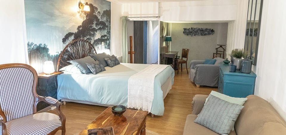 Comfort Suite | Individually decorated, individually furnished, free WiFi, bed sheets
