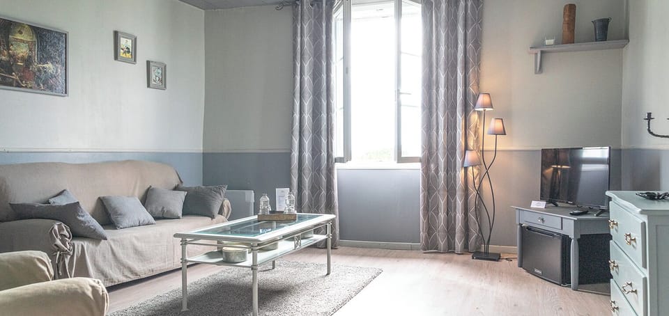 Deluxe Suite | Living area | 127-cm Smart TV with digital channels, Netflix, toys