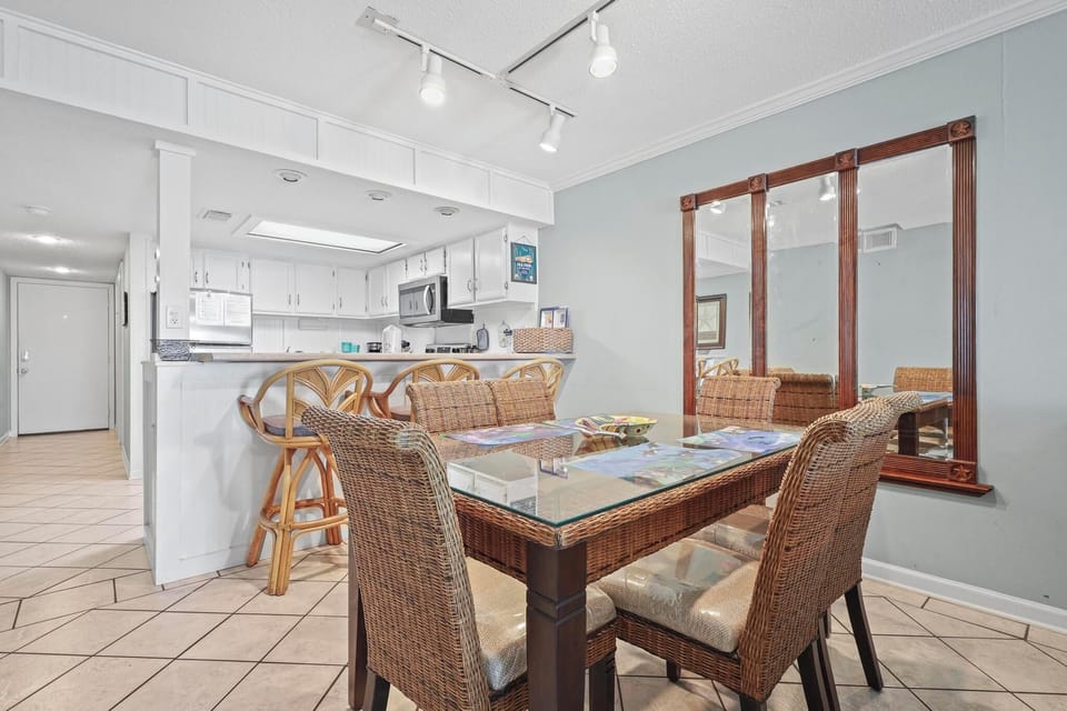 Castaways 4A Dining  Area