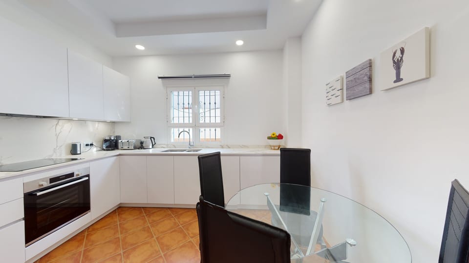House | Private kitchen | Fridge, microwave, oven, stovetop