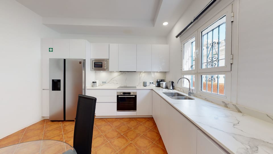 House | Private kitchen | Fridge, microwave, oven, stovetop