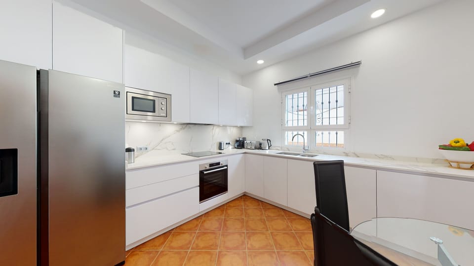 House | Private kitchen | Fridge, microwave, oven, stovetop