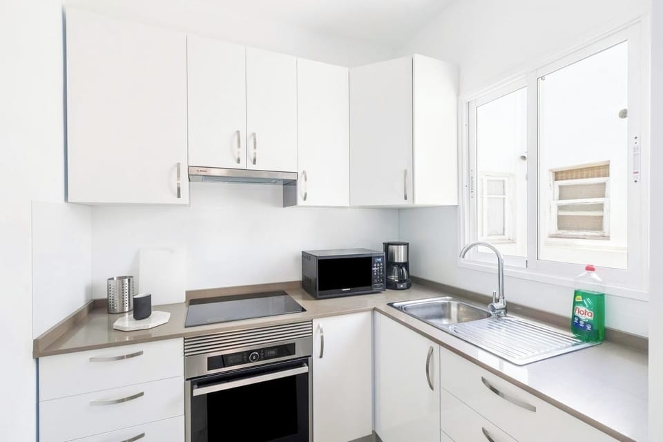 Apartment | Private kitchen | Fridge, microwave, oven, stovetop