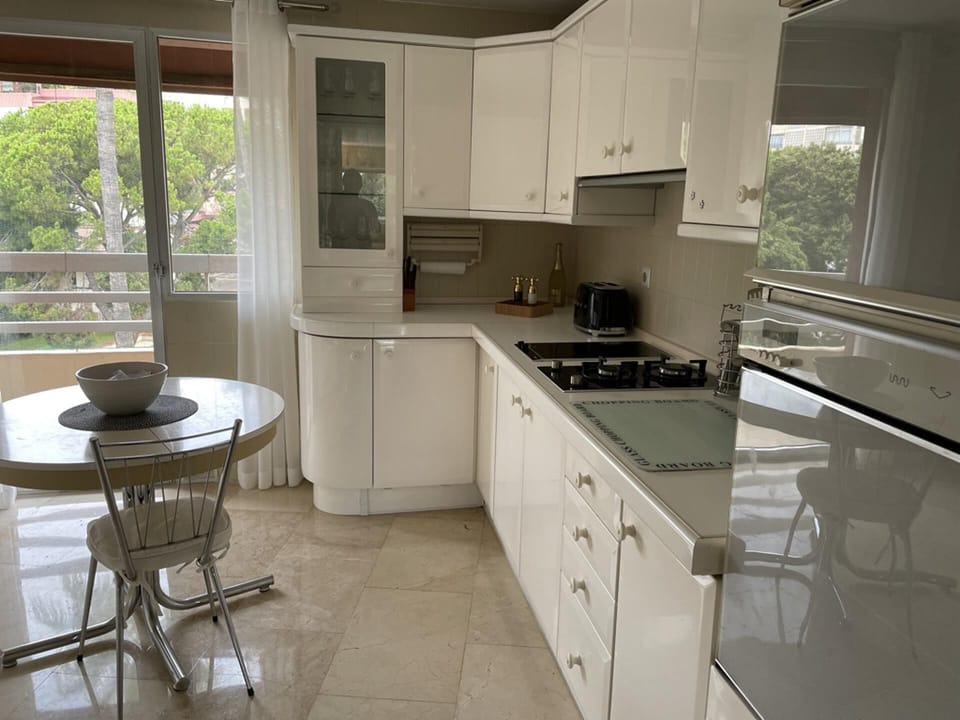 Apartment | Private kitchen | Fridge, microwave, oven, stovetop
