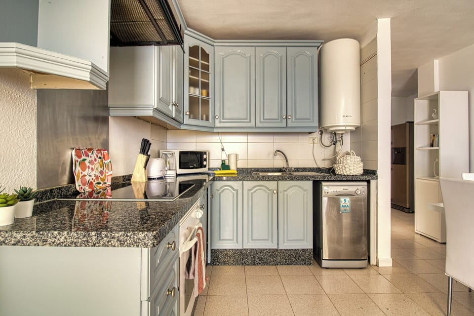 Apartment | Private kitchen | Fridge, microwave, oven, stovetop