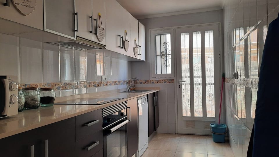 House | Private kitchen | Fridge, microwave, oven, stovetop