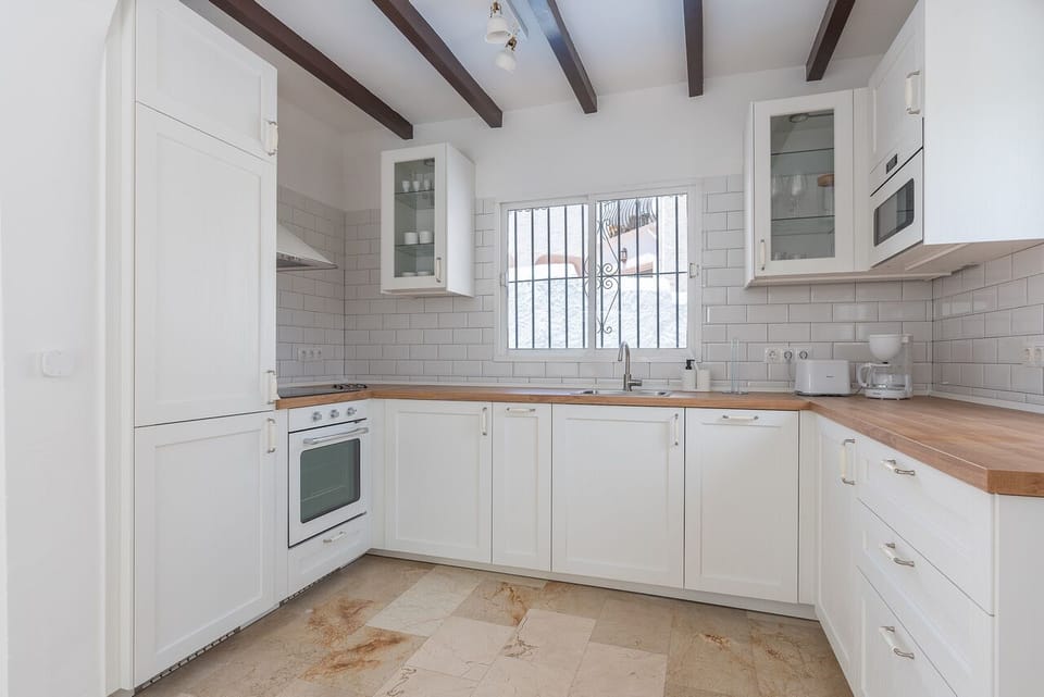 House | Private kitchen | Fridge, microwave, oven, stovetop