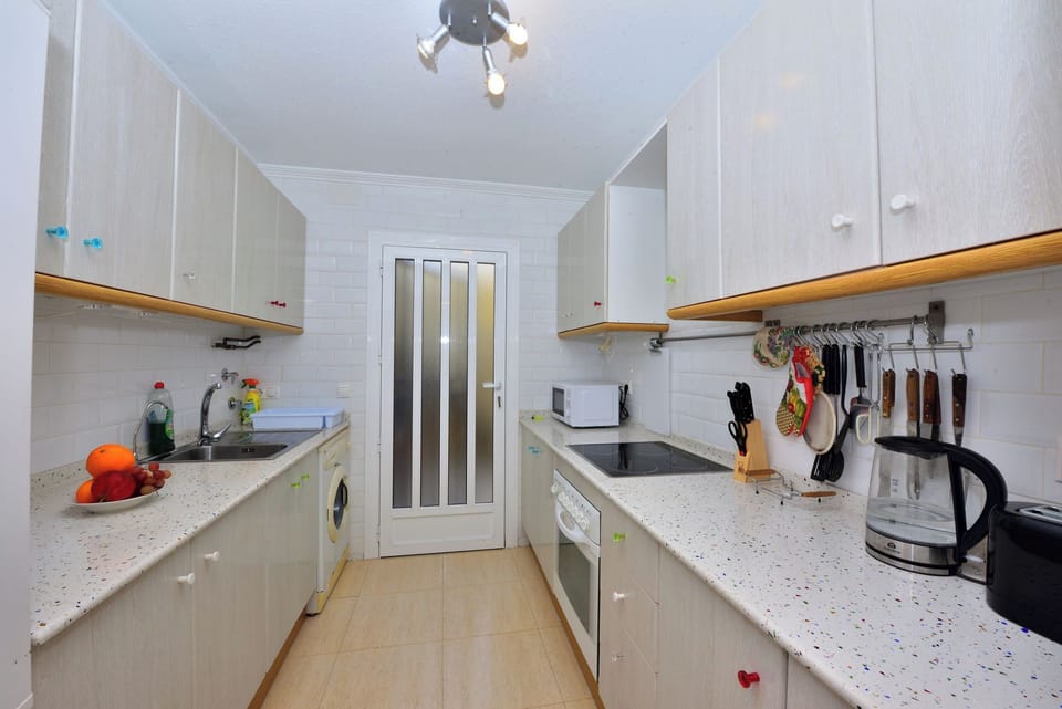 House | Private kitchen | Fridge, microwave, oven, stovetop