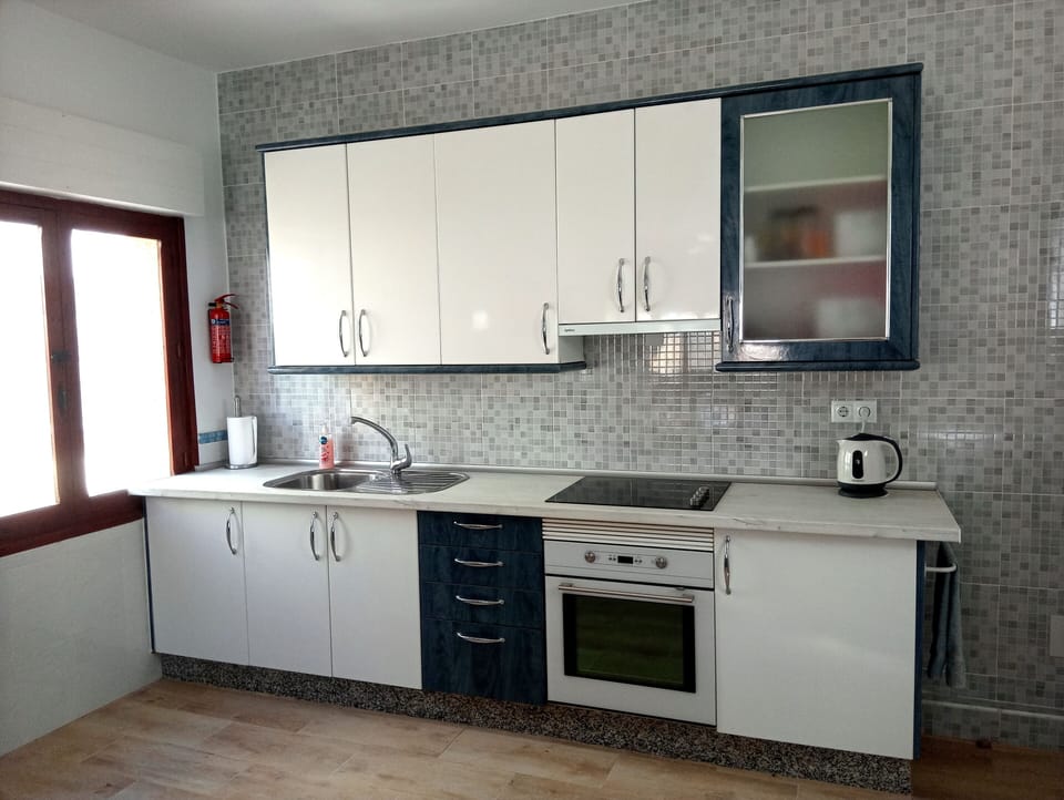 House | Private kitchen | Fridge, microwave, oven, stovetop