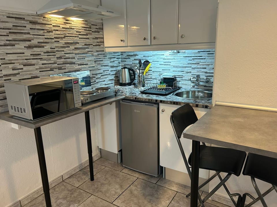 Apartment | Private kitchen | Fridge, oven, stovetop, electric kettle
