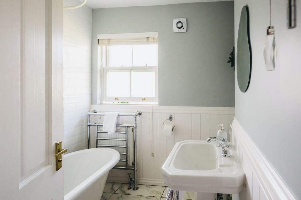 Family Bathroom (1)