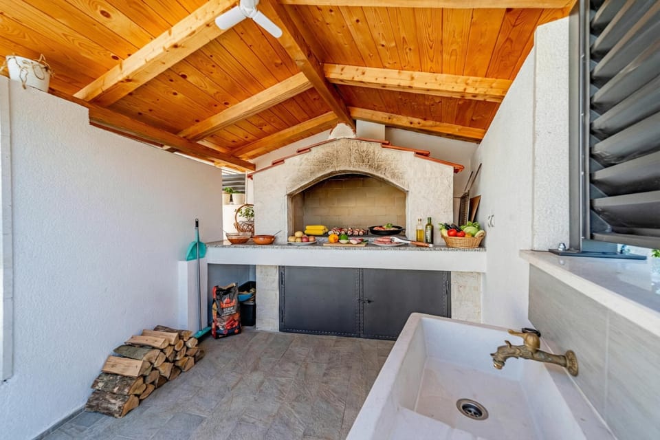 Family House, Multiple Bedrooms, 2 Bathrooms (Holiday Home Luce with Pool) | Property grounds
