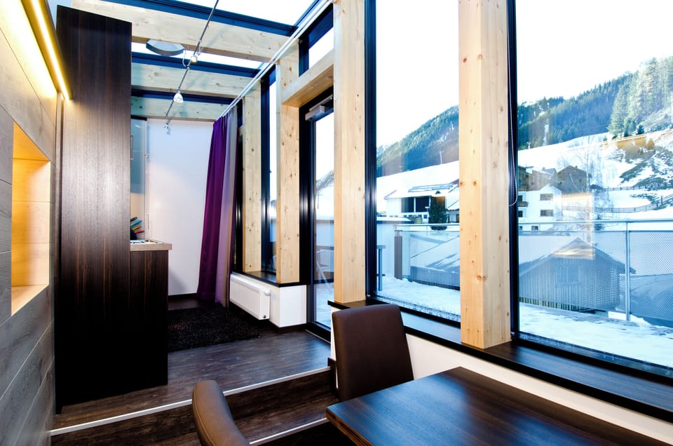 Exclusive Apartment, 1 Bedroom, Non Smoking, Mountain View | In-room dining