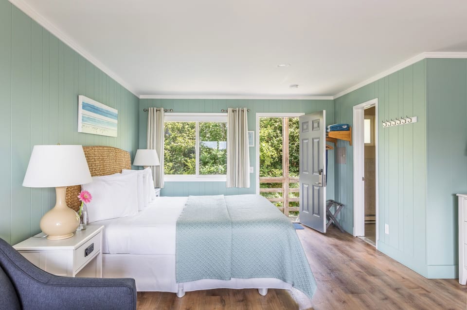 Hypo-allergenic bedding, in-room safe, blackout drapes, free WiFi