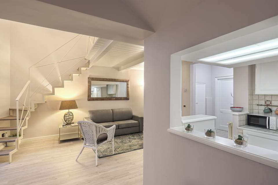 Apartment | Living area | 42-inch Smart TV with cable channels