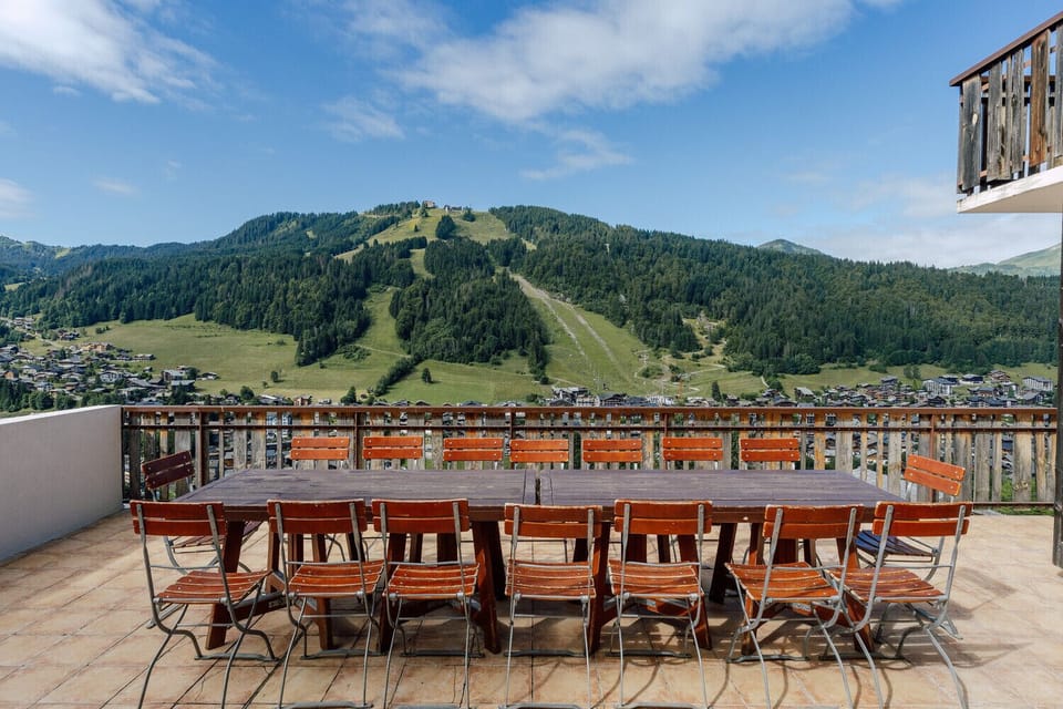 Large south-facing terrace with magnificent views of Morzine, the Morzine-Les Gets slopes and the surrounding peaks (Pointe de Nyon, Ressachaux, Le Roc d'Enfer, etc).