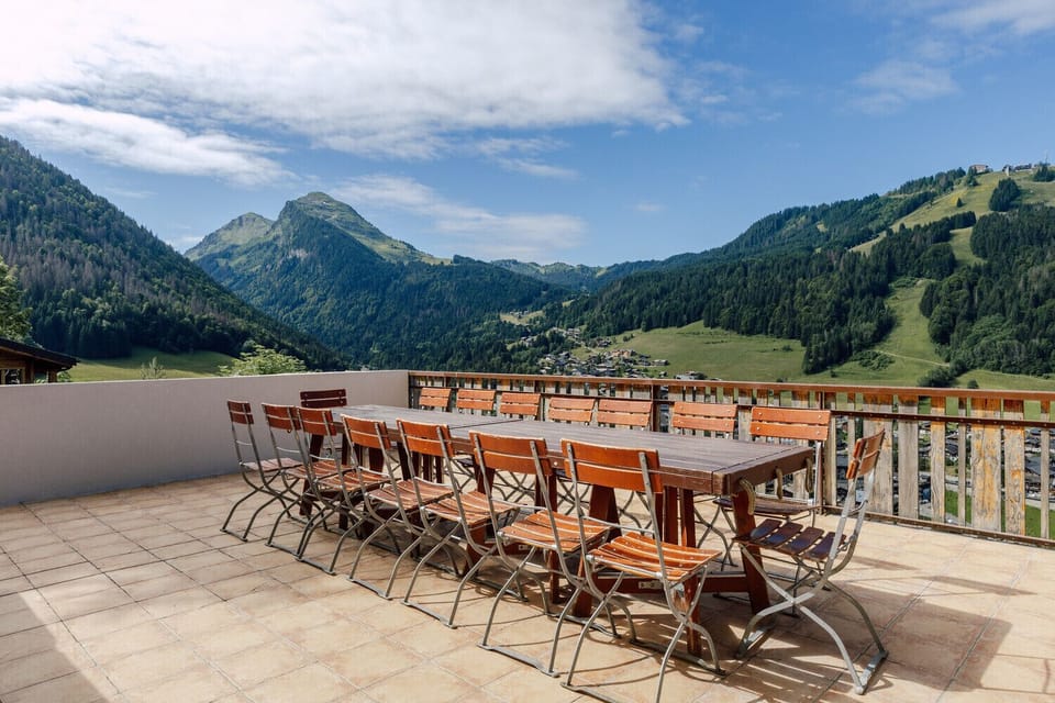 Discover the large terrace at Chalet Les 4 Vents in Morzine and take full advantage of the superb views of the surrounding peaks after a day of mountain adventure.