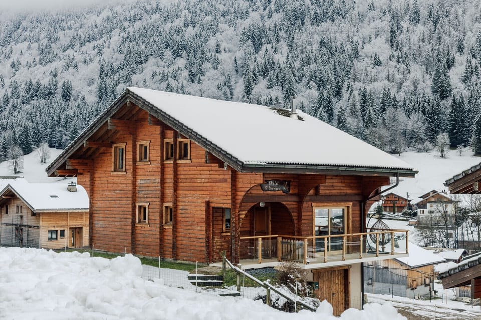 Your The Lodgist agency offers you the Chalet Le Saint Georges to rent. Located in Morzine, it is ideal for holidays with family or friends.