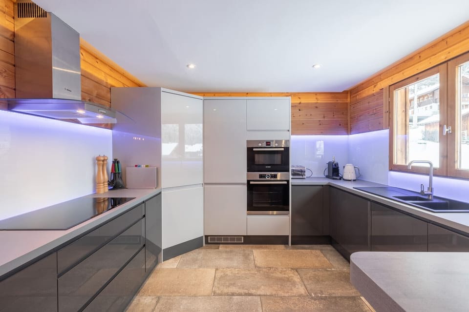 The kitchen at Chalet le Saint Georges is fully equipped and very functional. You'll find everything you need for your ski holidays in Morzine-Avoriaz.