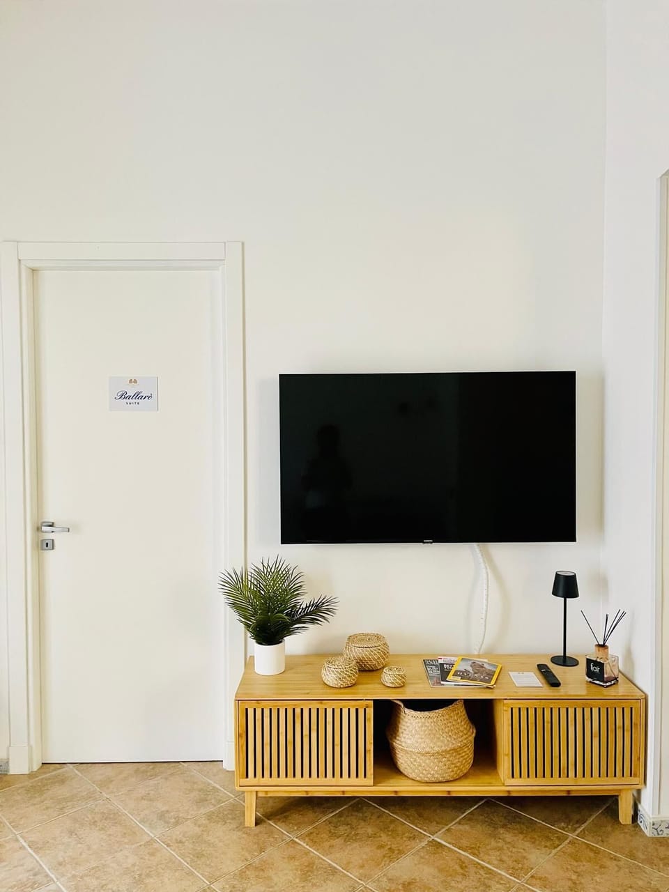 Deluxe Double Room, Courtyard View | Living area | 32-inch Smart TV with cable channels, Netflix, books