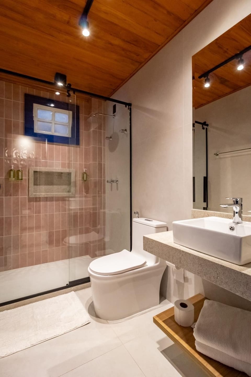 Deluxe Room | Bathroom | Towels, soap, shampoo, toilet paper
