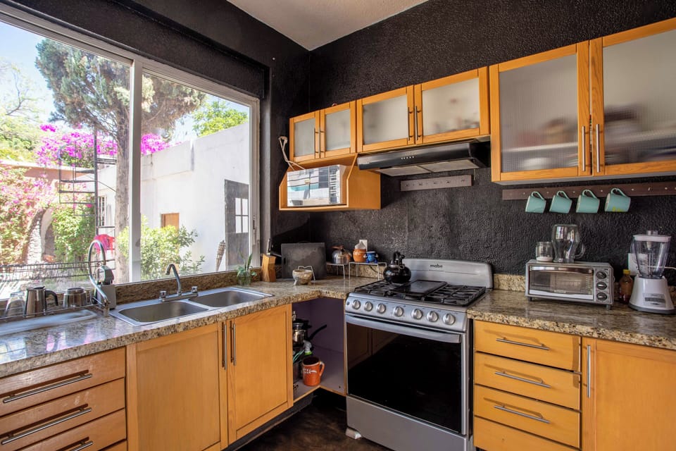 Full-size fridge, microwave, oven, stovetop