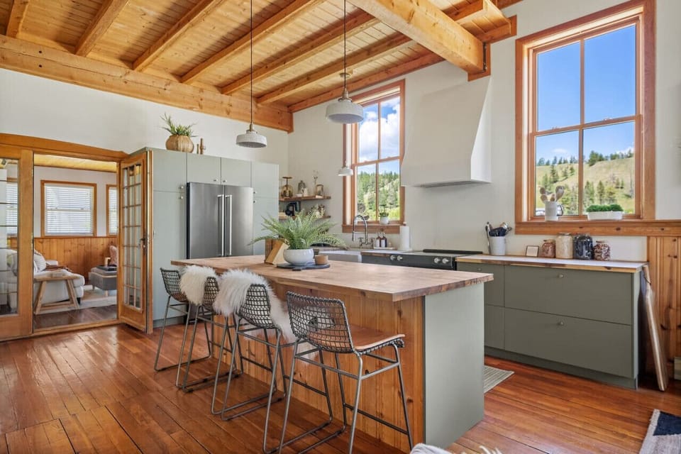 Full kitchen with a farmhouse sink, drip coffee maker, blender & slow cooker/crock-pot.