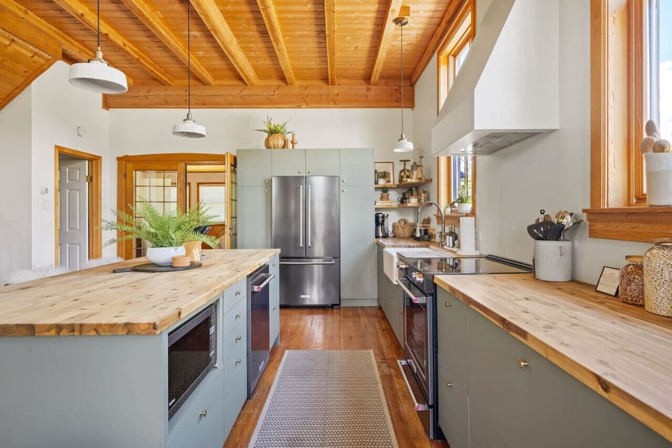 Full kitchen with a farmhouse sink, drip coffee maker, blender & slow cooker/crock-pot.