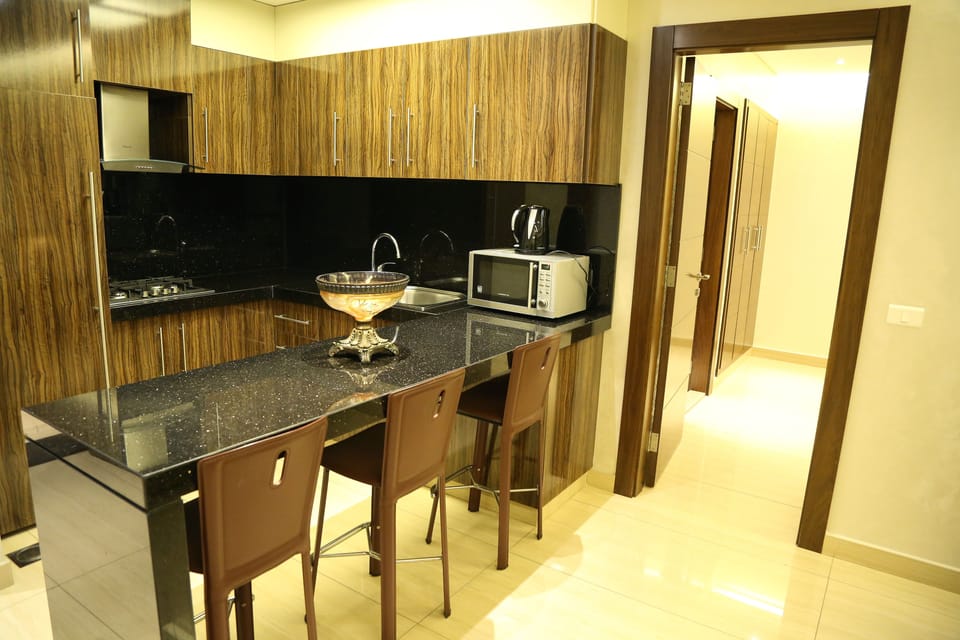 Executive Suite | Living area | Flat-screen TV, DVD player
