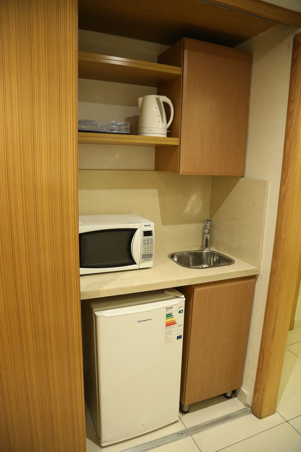 Junior Suite | Private kitchenette | Coffee/tea maker, fridge, microwave, electric kettle