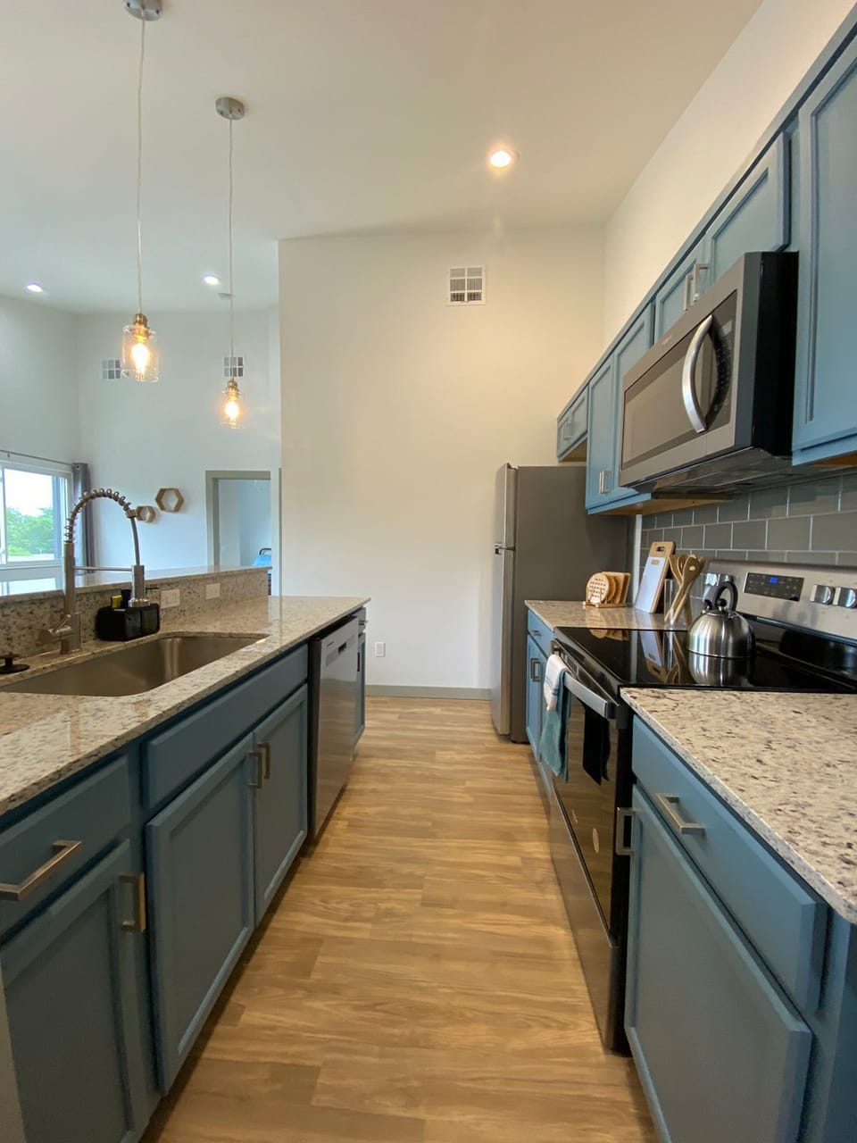 Complete kitchen with  stove, microwave oven, refrigerator and dishwasher