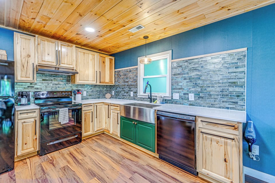Kitchen | Drip & Keurig Coffee Makers | Toaster | Trash Bags & Paper Towels