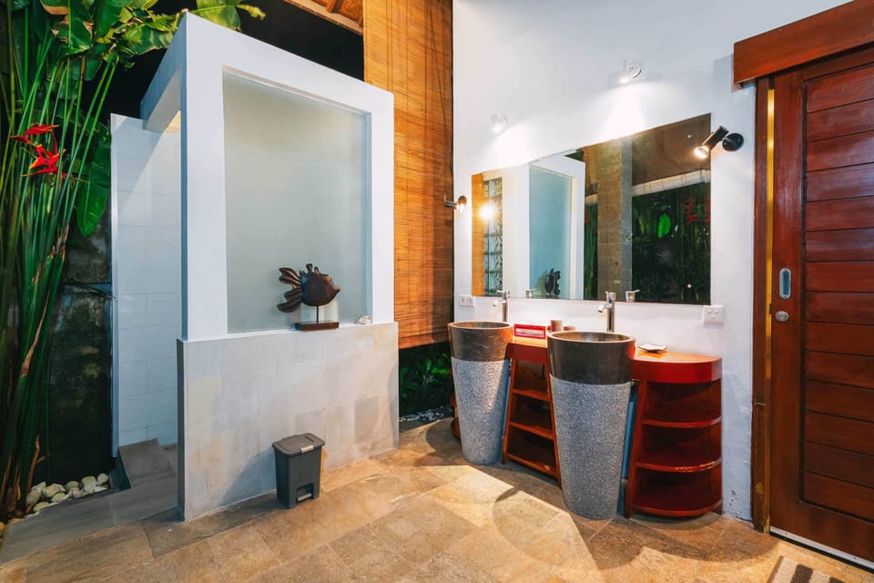 Basic Villa | Bathroom | Shower, towels, soap, shampoo