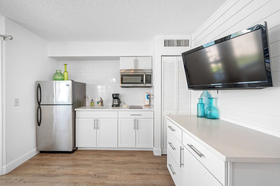 Kitchen with cooktop, fridge & microwave