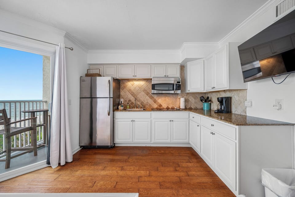 Nicely updated Kitchen with cooktop, toaster oven & full fridge