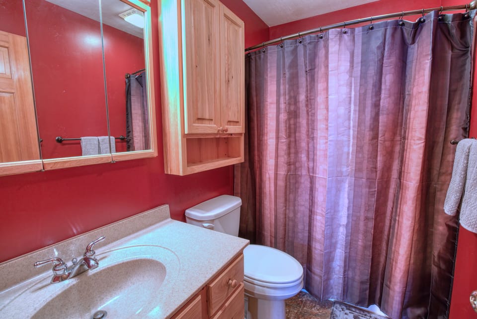 Main level bathroom with tub/shower.