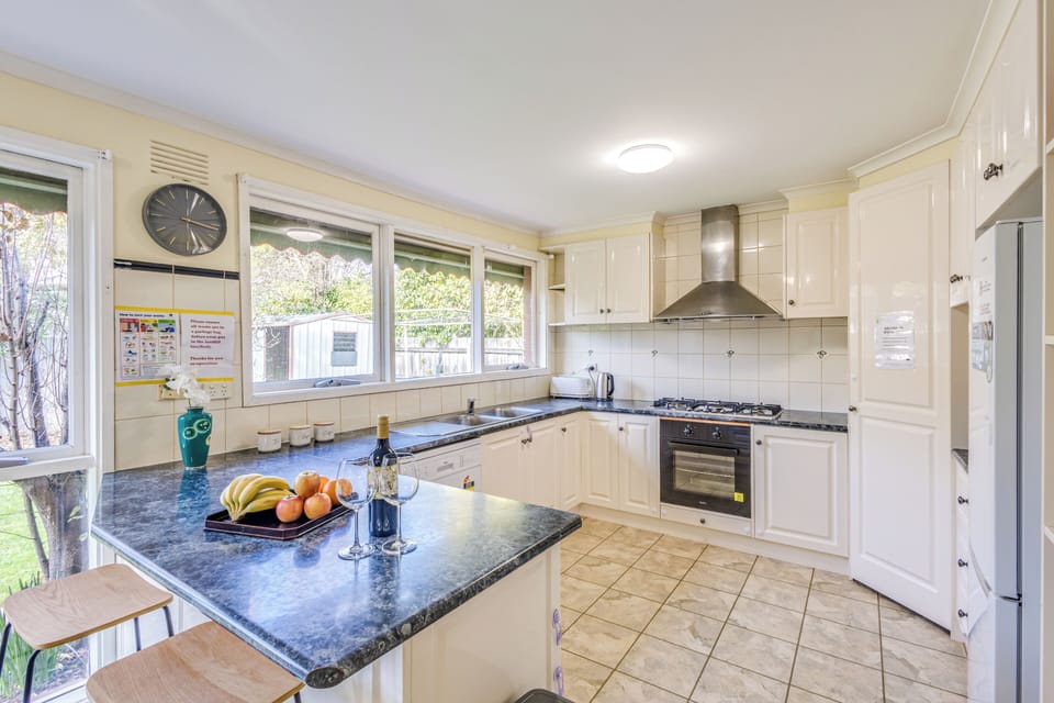 Family House, 5 Bedrooms | Private kitchen | Fridge, microwave, oven, dishwasher