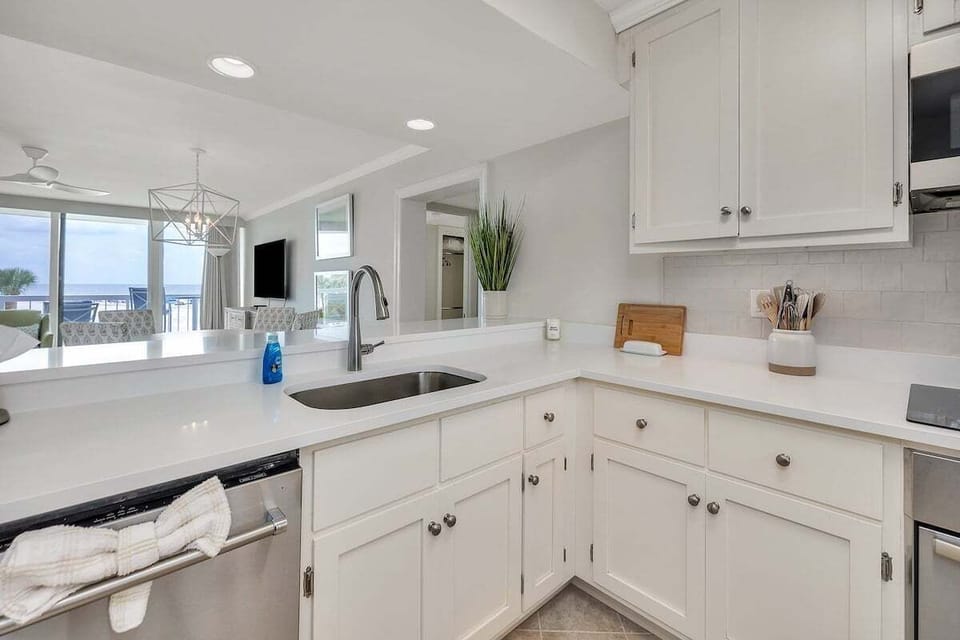 King and Prince 351 South Villas - Beautiful Oceanview from the Kitchen
