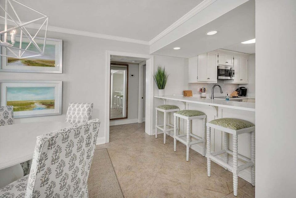 King and Prince 351 South Villas - Kitchen Bar with Seating