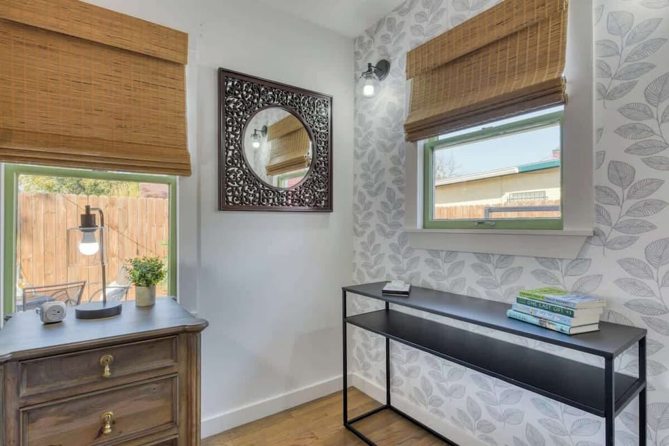 Master with small desk alcove